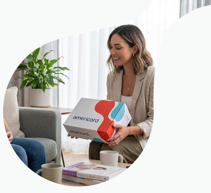 Doula talking to mother about stem cell banking with americord registry cropped