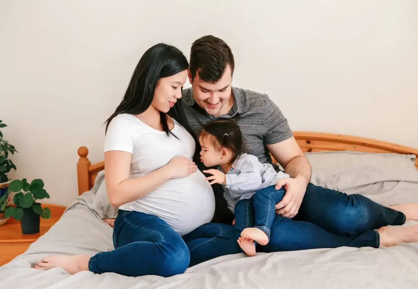 65773313 0 familytoddlerkissing 1